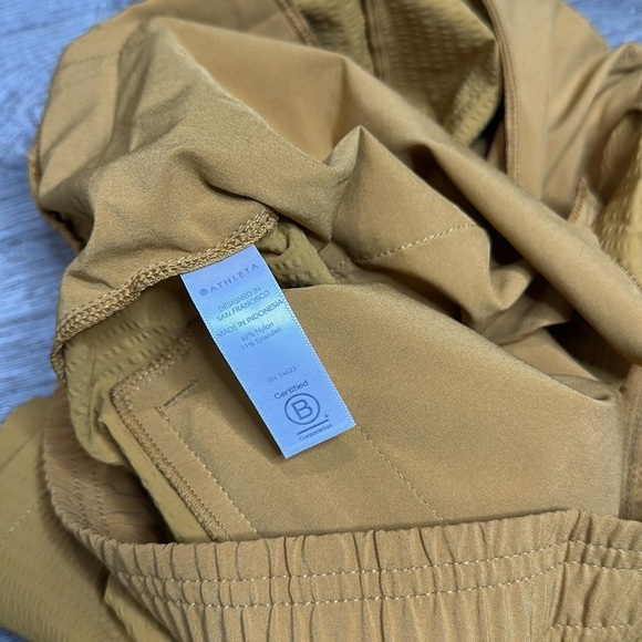 NEW Athleta Women’s Textured Brooklyn Short in Tuscan Gold Sz 10 - Picture 10 of 10